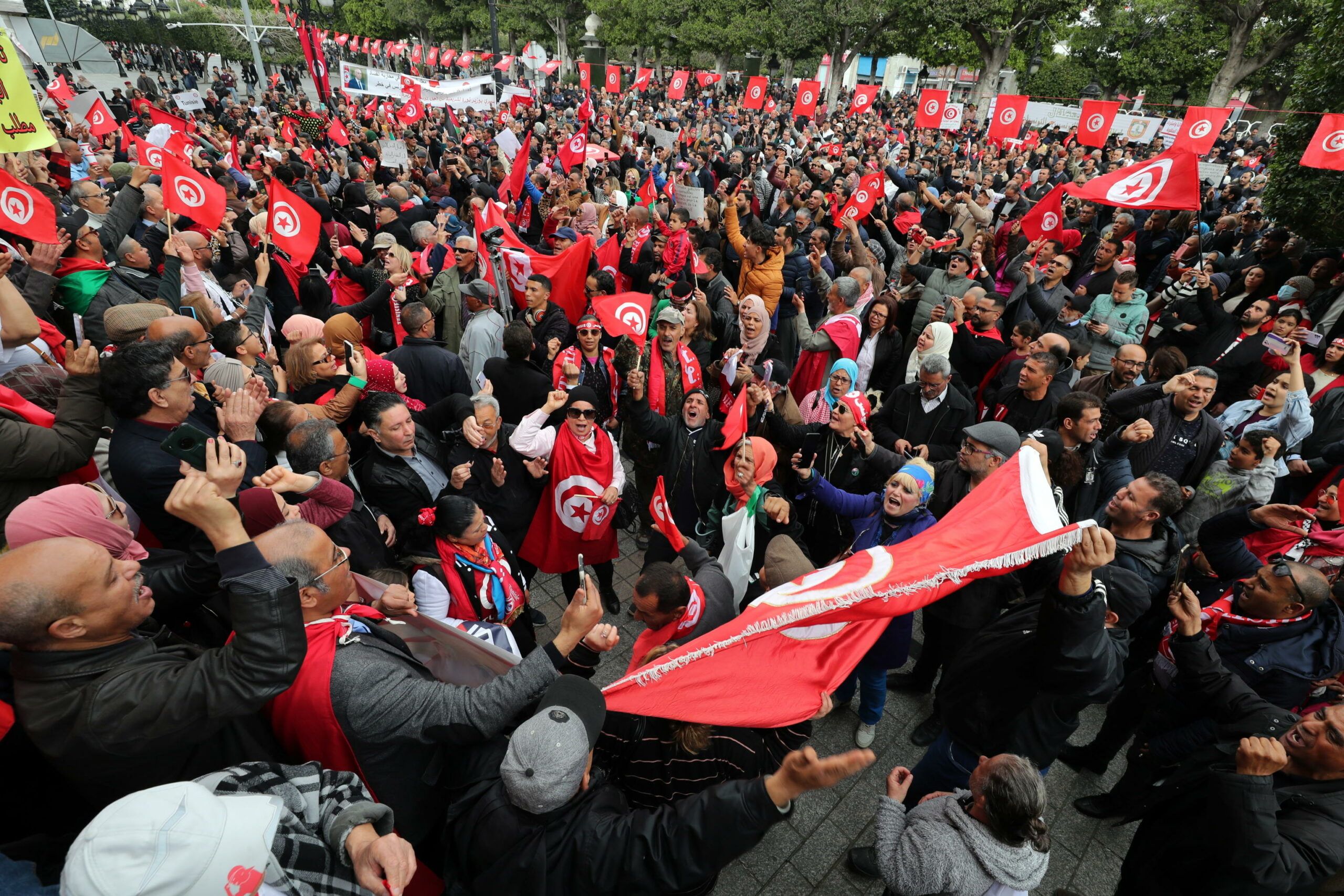 Tunisia: cittadini protestano contro cattiva amministrazione mentre inizia la campagna elettorale