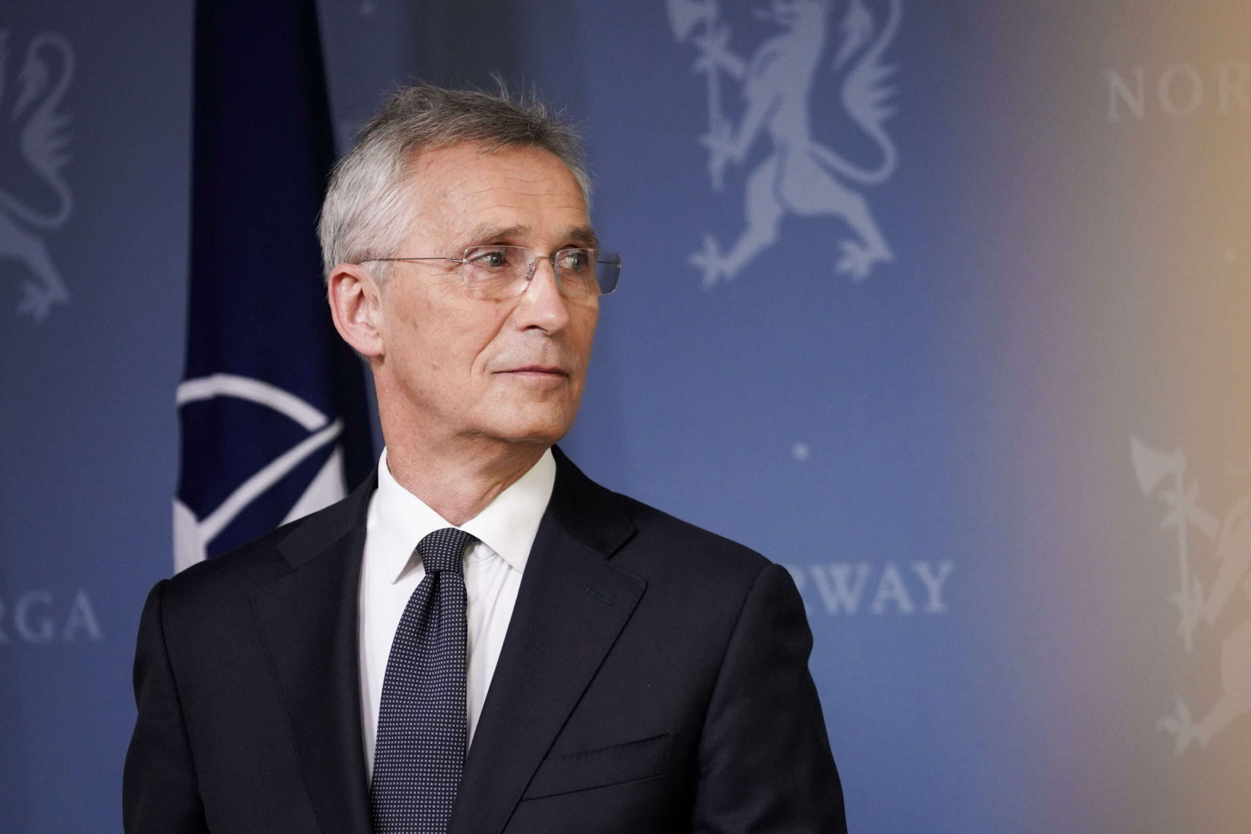 Stoltenberg, Ucraina: “NATO non diventerà parte del conflitto se alleati autorizzeranno Kiev a colpire territorio russo in profondità”