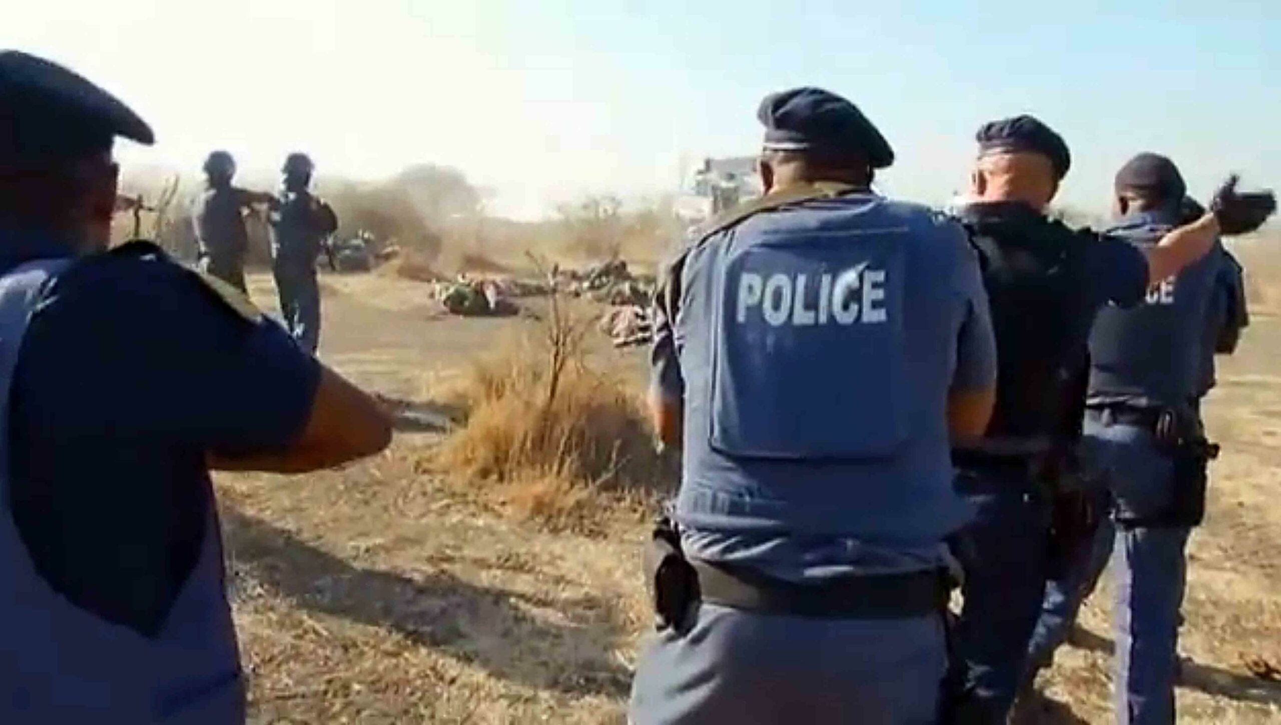 Sudafrica: 17 persone uccise in due sparatorie di massa nella stessa città