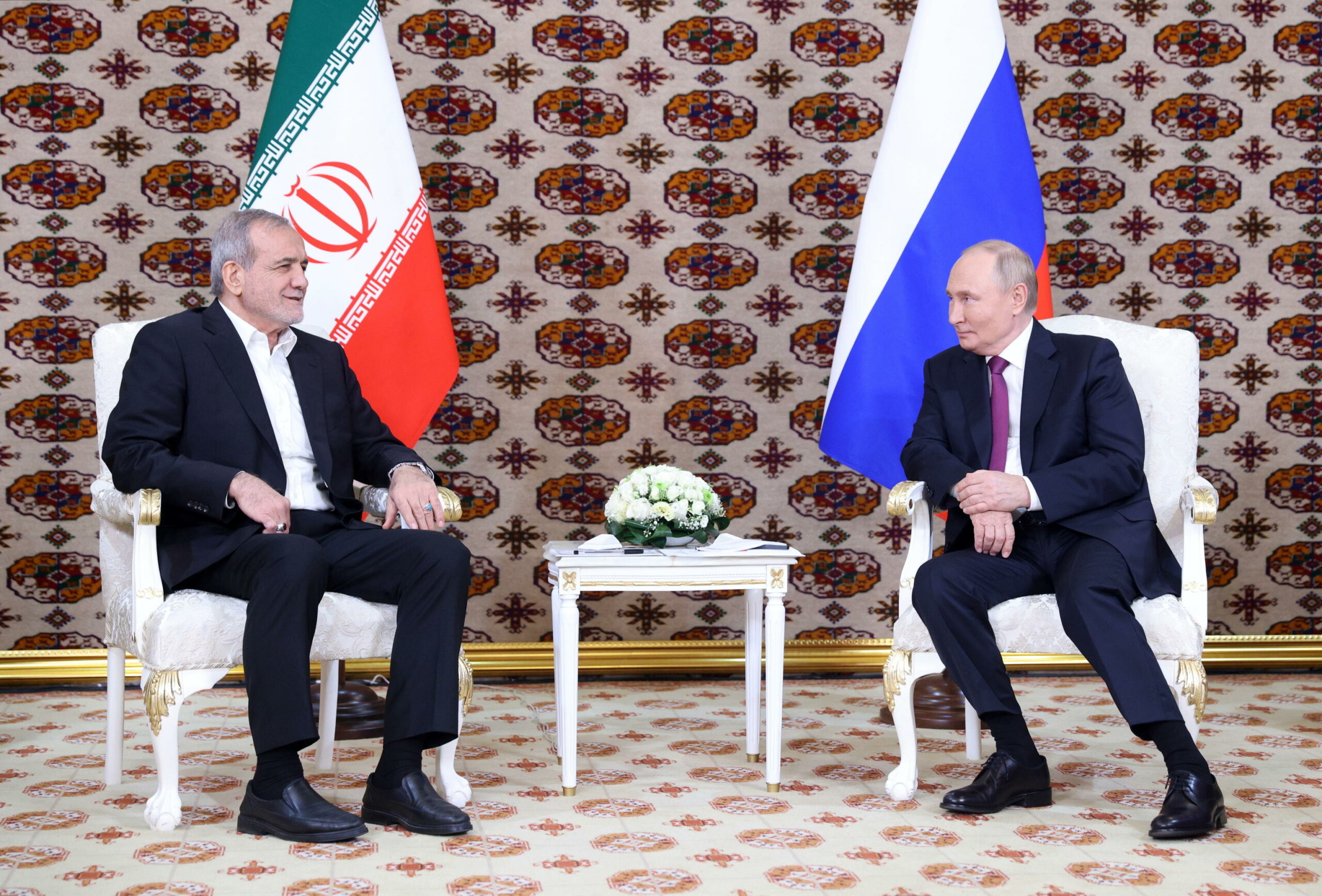 Putin elogia legami “molto stretti” con Iran nel primo storico incontro con presidente Pezeshkian