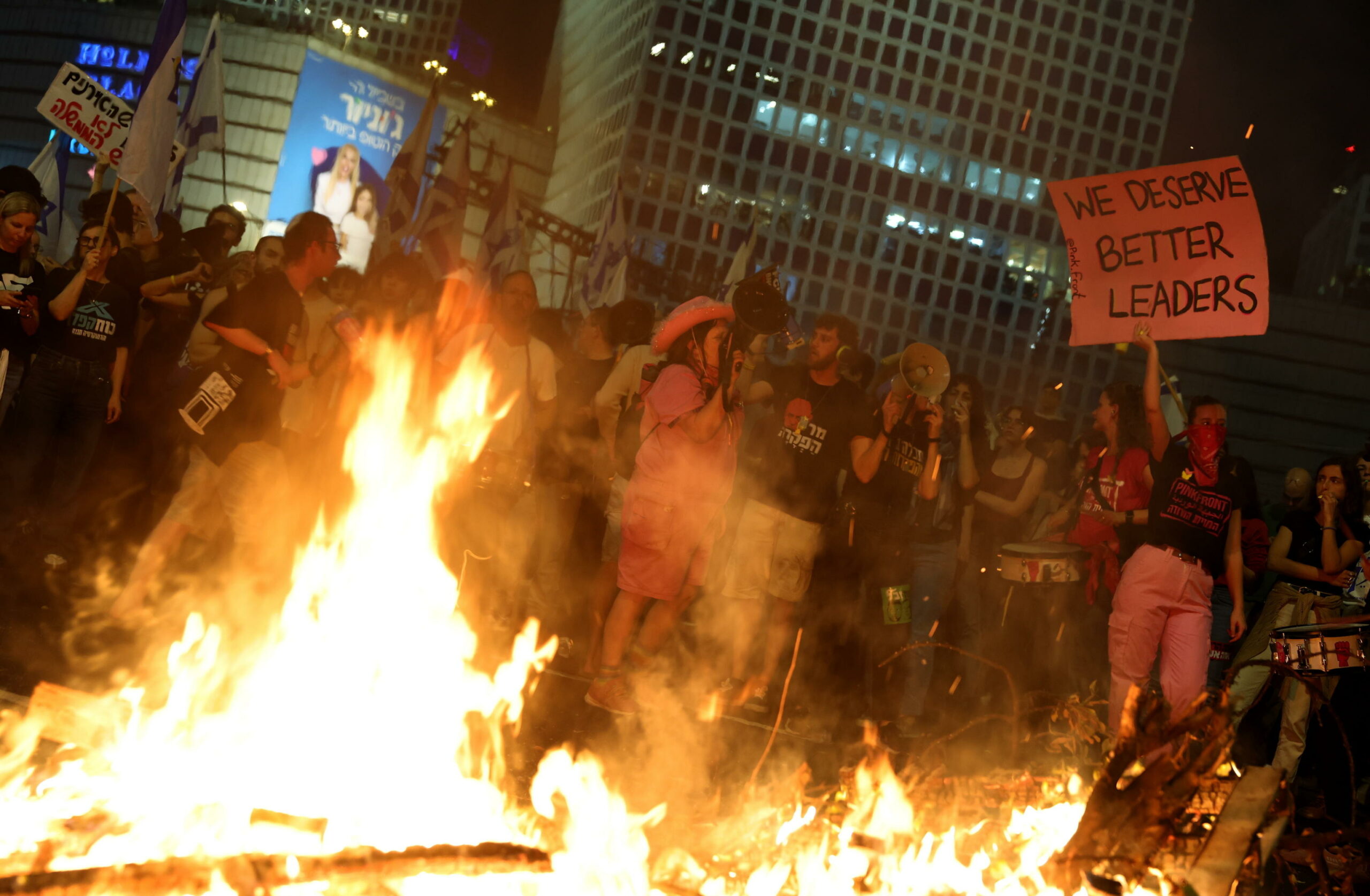 Israele invia aerei di soccorso ad Amsterdam dopo scontri tra manifestanti e tifosi israeliani