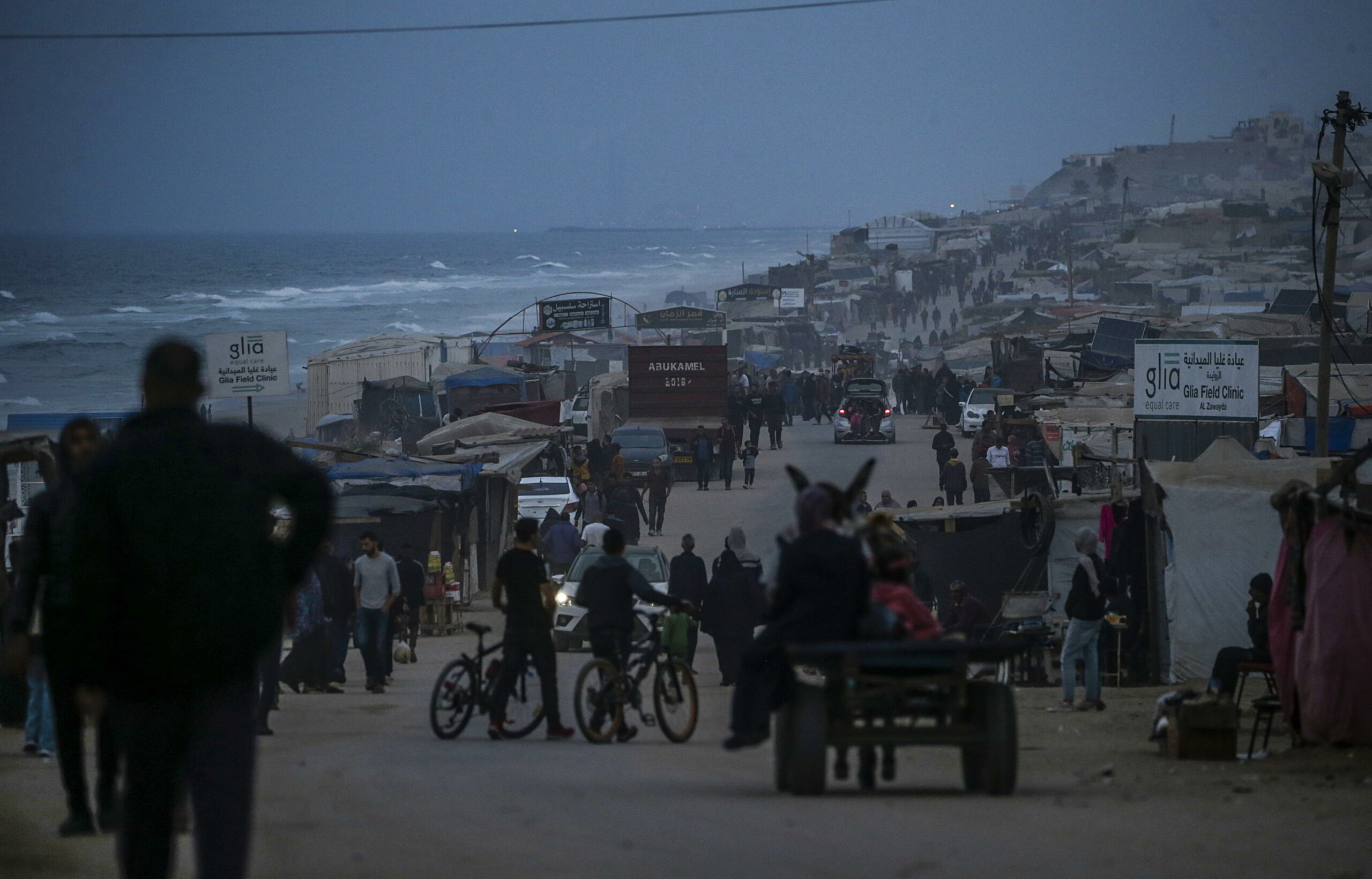 Prezzi alimentari a Gaza alle stelle dopo saccheggio di quasi 100 camion di aiuti 