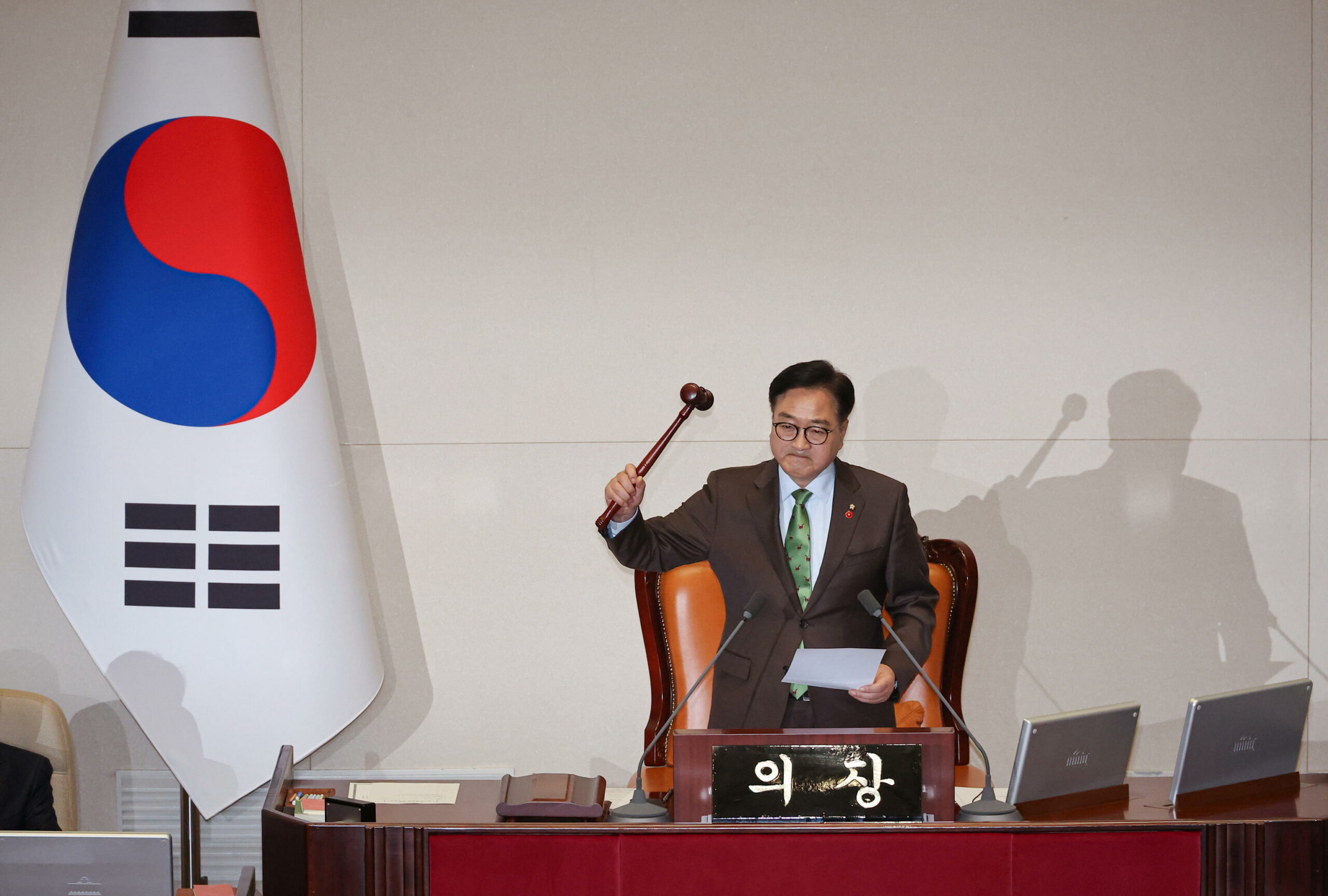 Il Parlamento sudcoreano approva l’impeachment del presidente Yoon Suk Yeol