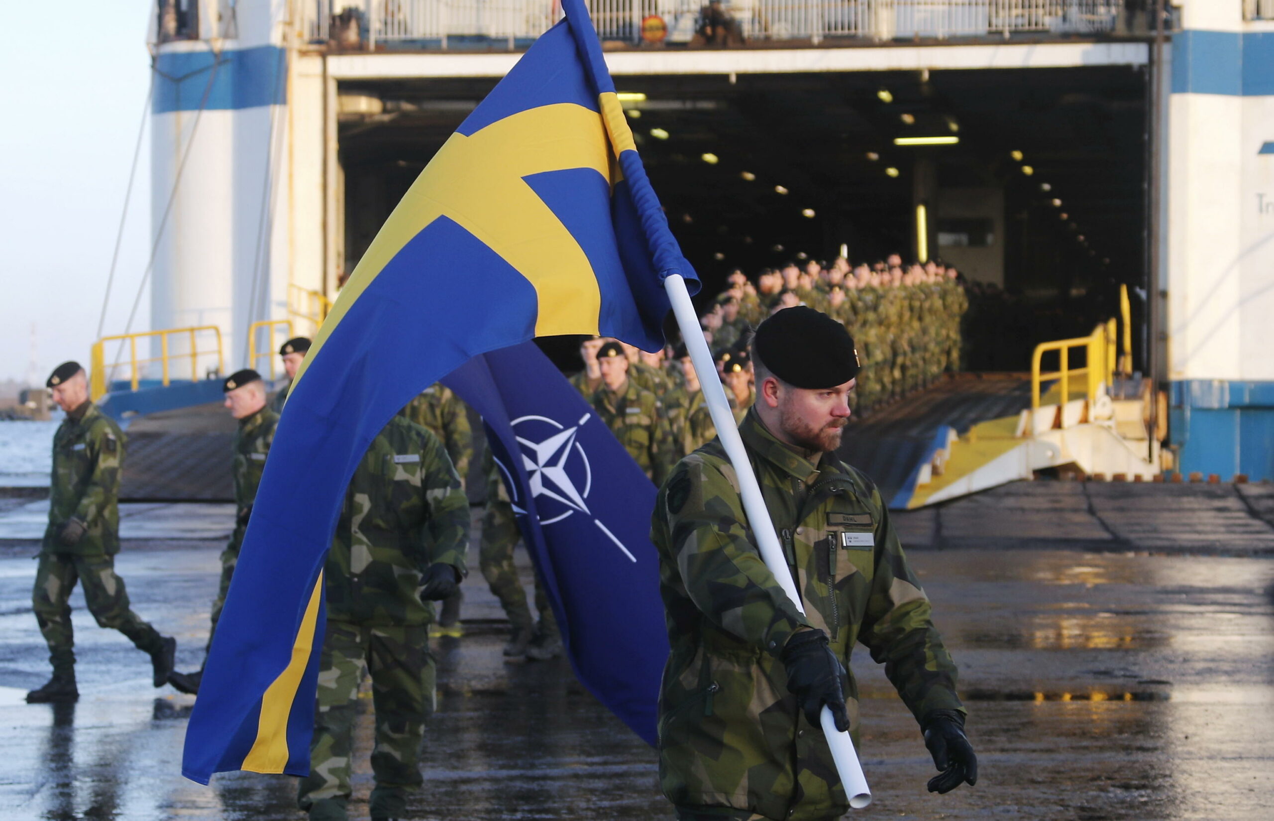 Centinaia di truppe svedesi sbarcano in Lettonia per missione NATO