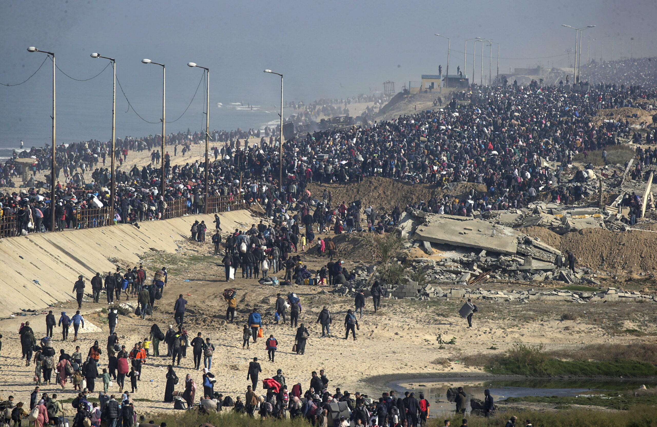 Migliaia di palestinesi tornano nel Nord di Gaza dopo riapertura israeliana del valico