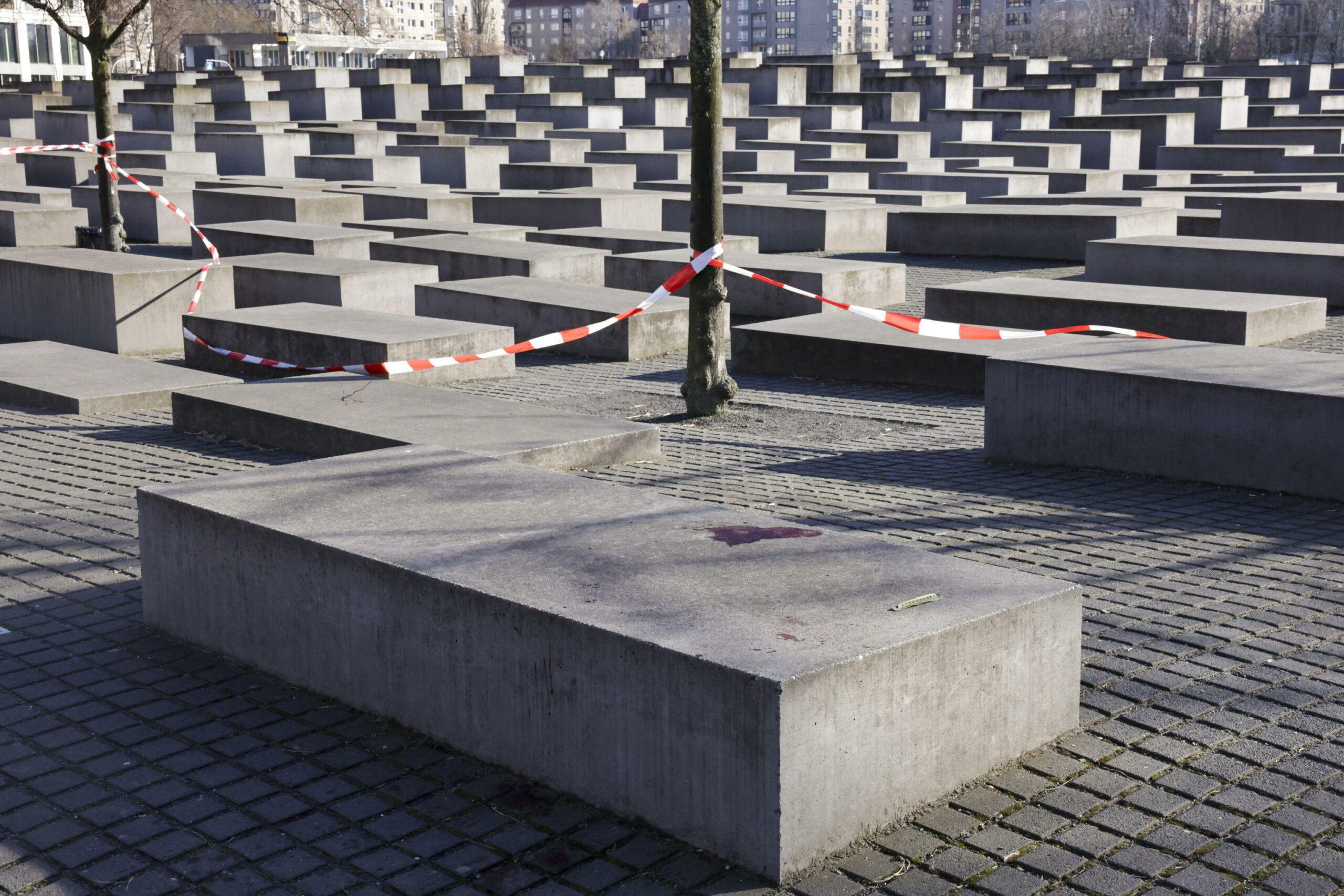 Accoltellamento al memoriale dell’Olocausto di Berlino, sospettato voleva “uccidere ebrei”