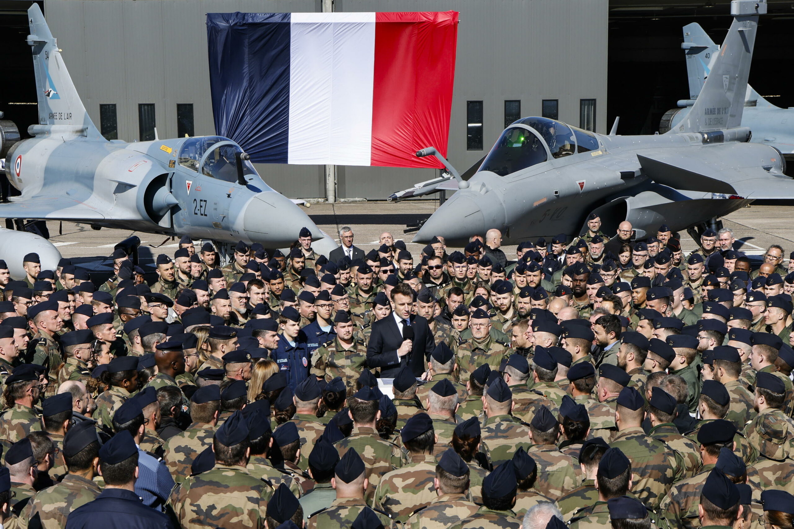 Francia potenzia deterrente nucleare e aumenta caccia Rafale